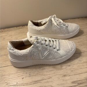 Vionic Kearney White Lace Platform Sneakers. NWOT. SO adorable and comfortable🥰
